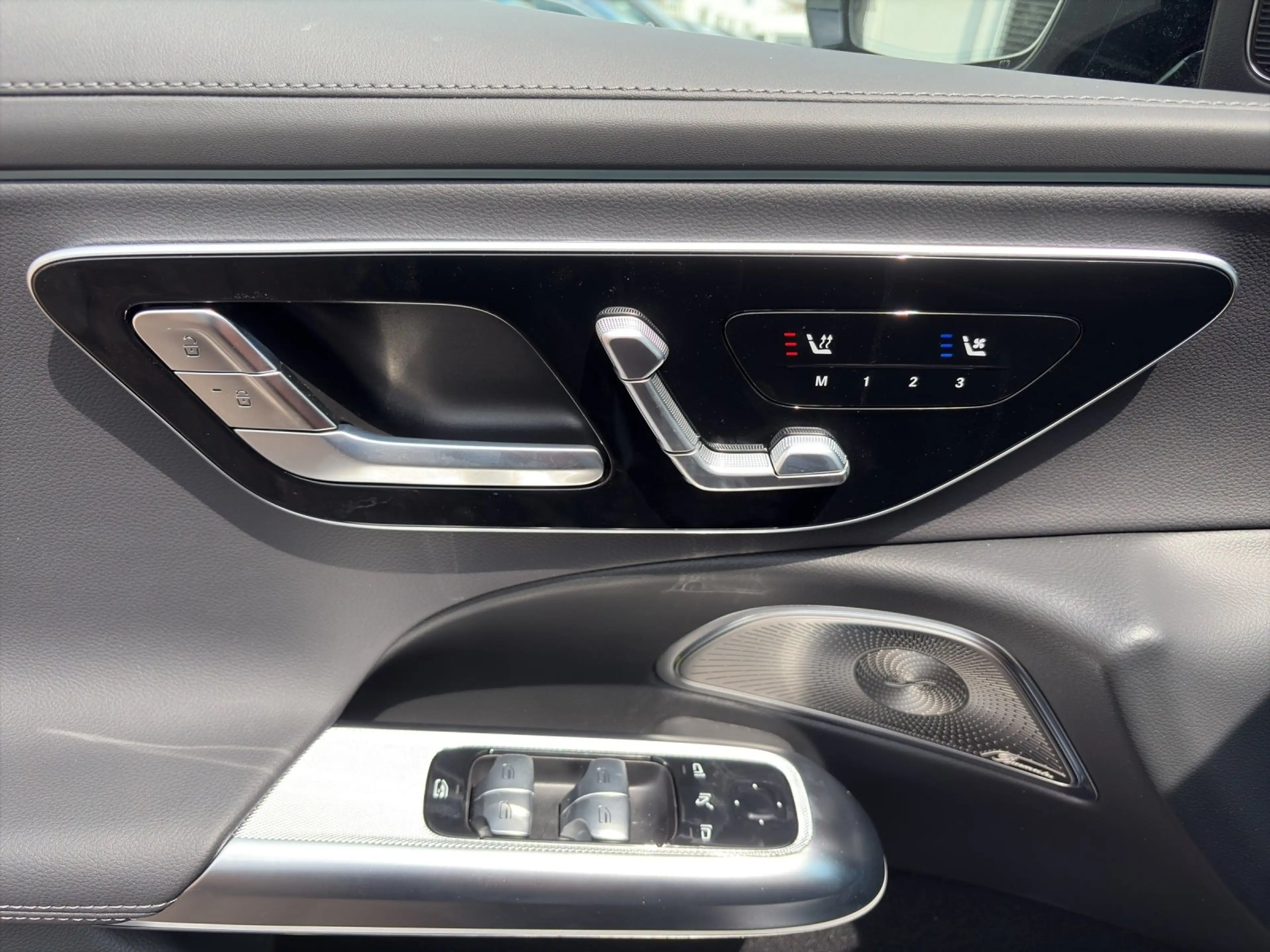 Mercedes-Benz E 450 d 4M AMG Head Up Airm Distr Digi Burm AHK — photo 13