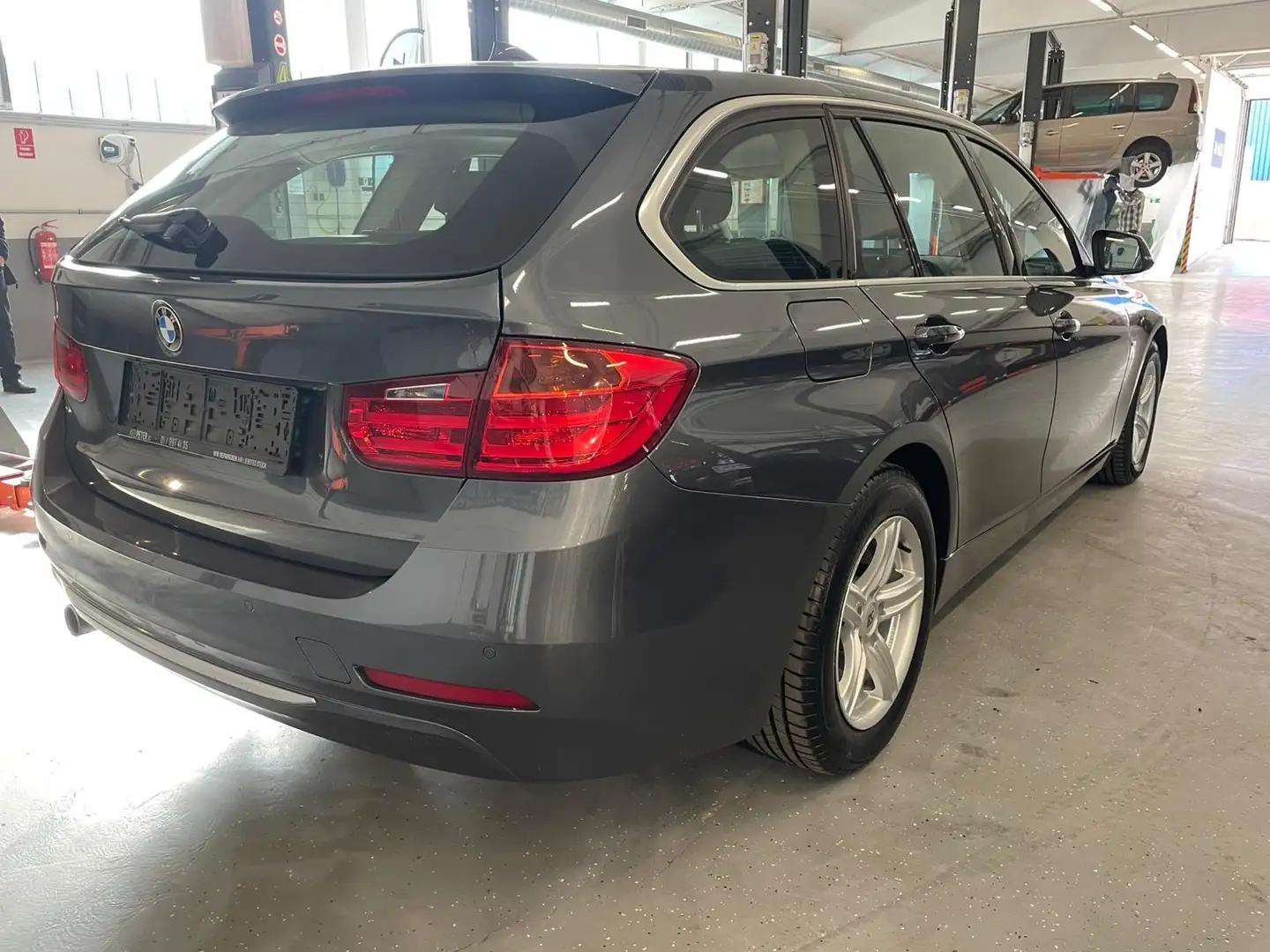 BMW 318 318d Touring F31 N47 Modern-Line Grau - 2