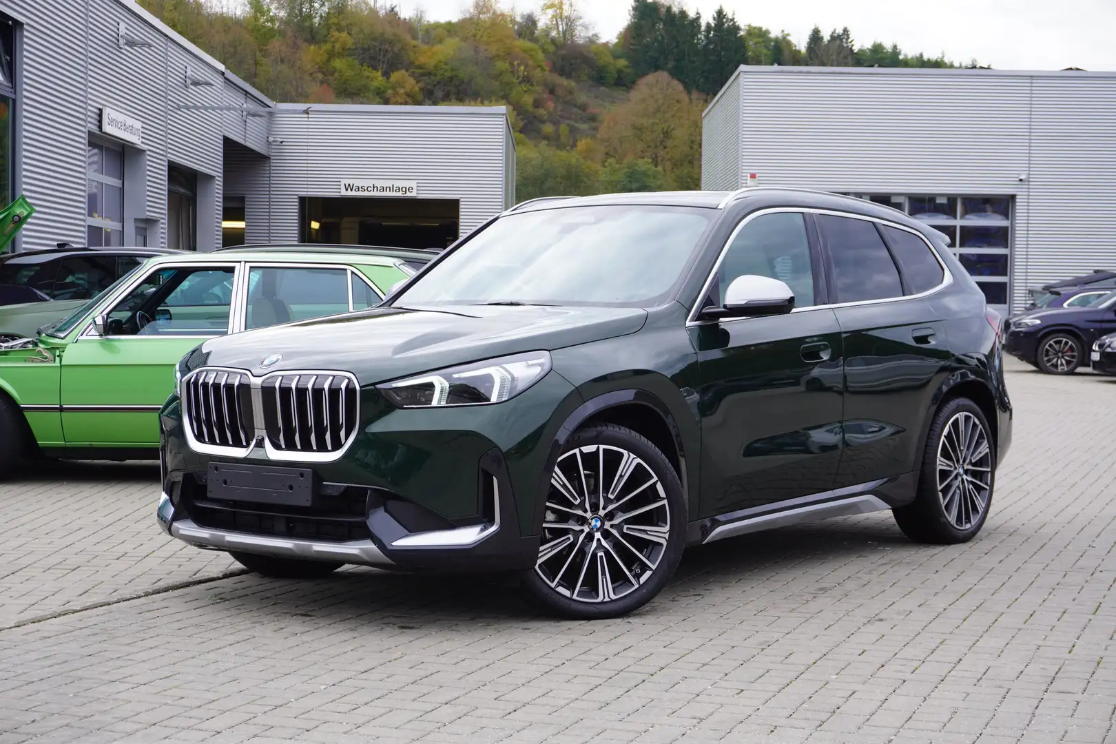 BMW X1 xDrive23i xLine Head-Up Glasdach eSitze 360Kamera Grün - 1