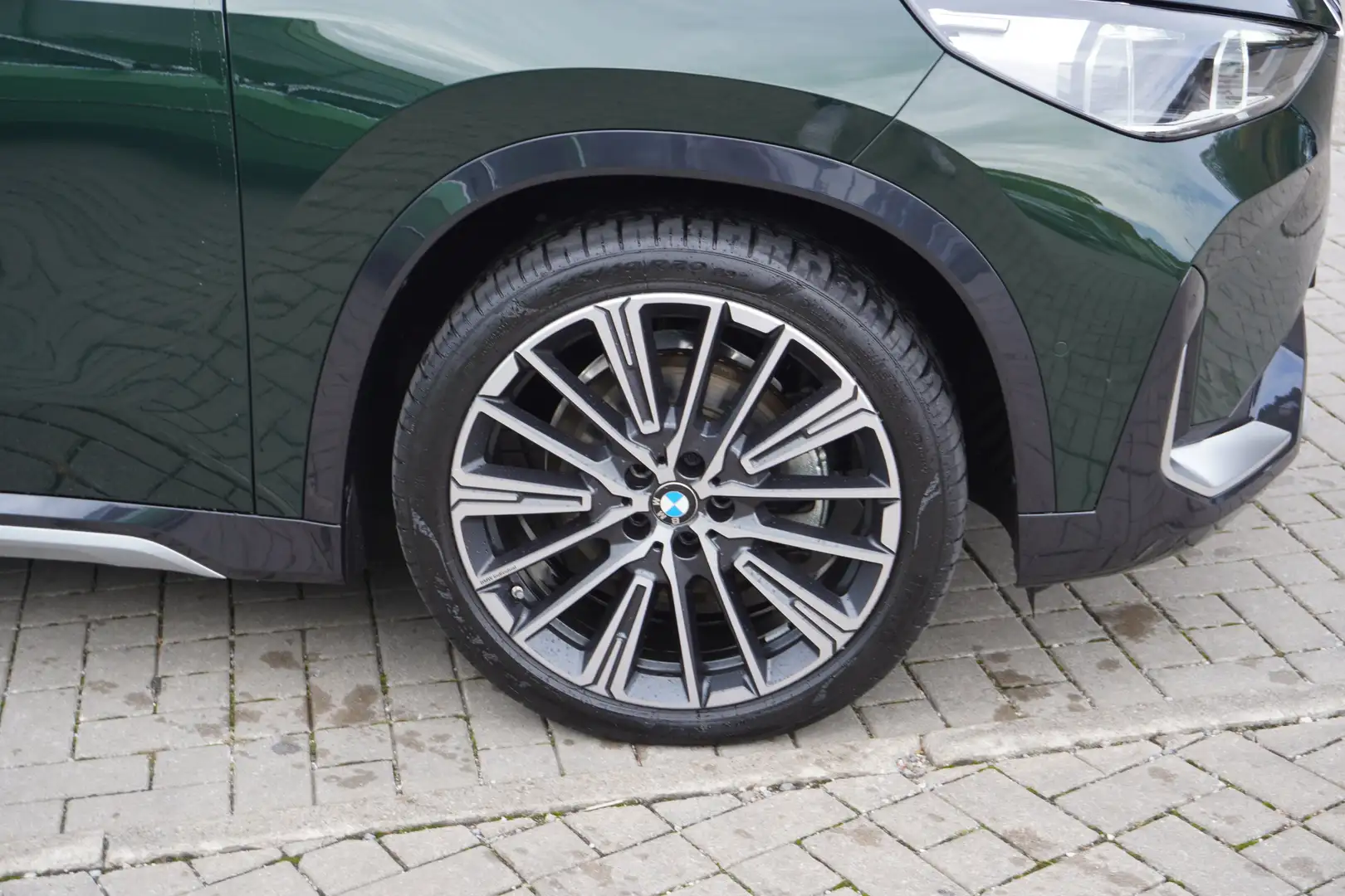 BMW X1 xDrive23i xLine Head-Up Glasdach eSitze 360Kamera Grün - 2