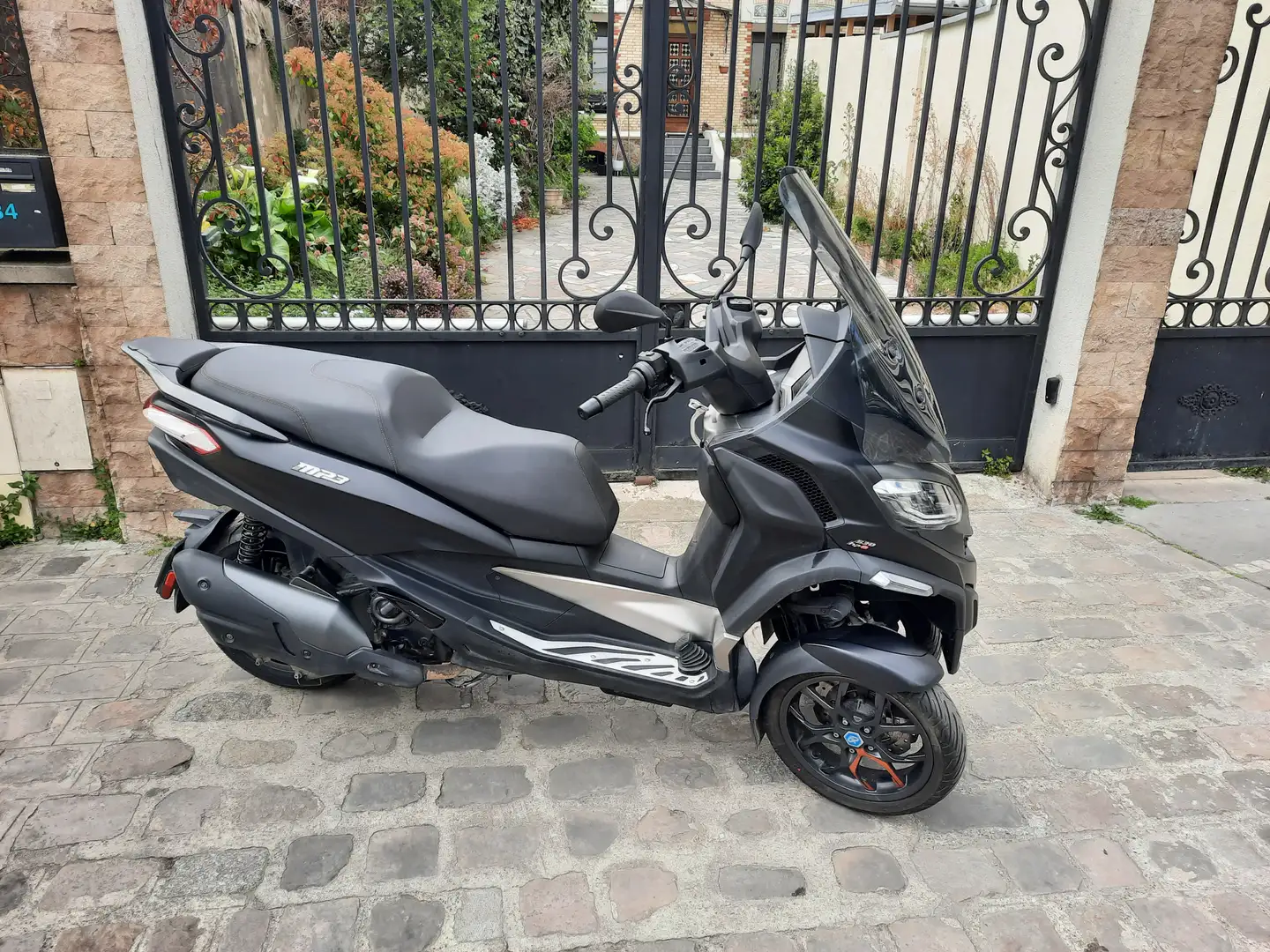 Piaggio MP3 530 Black - 1