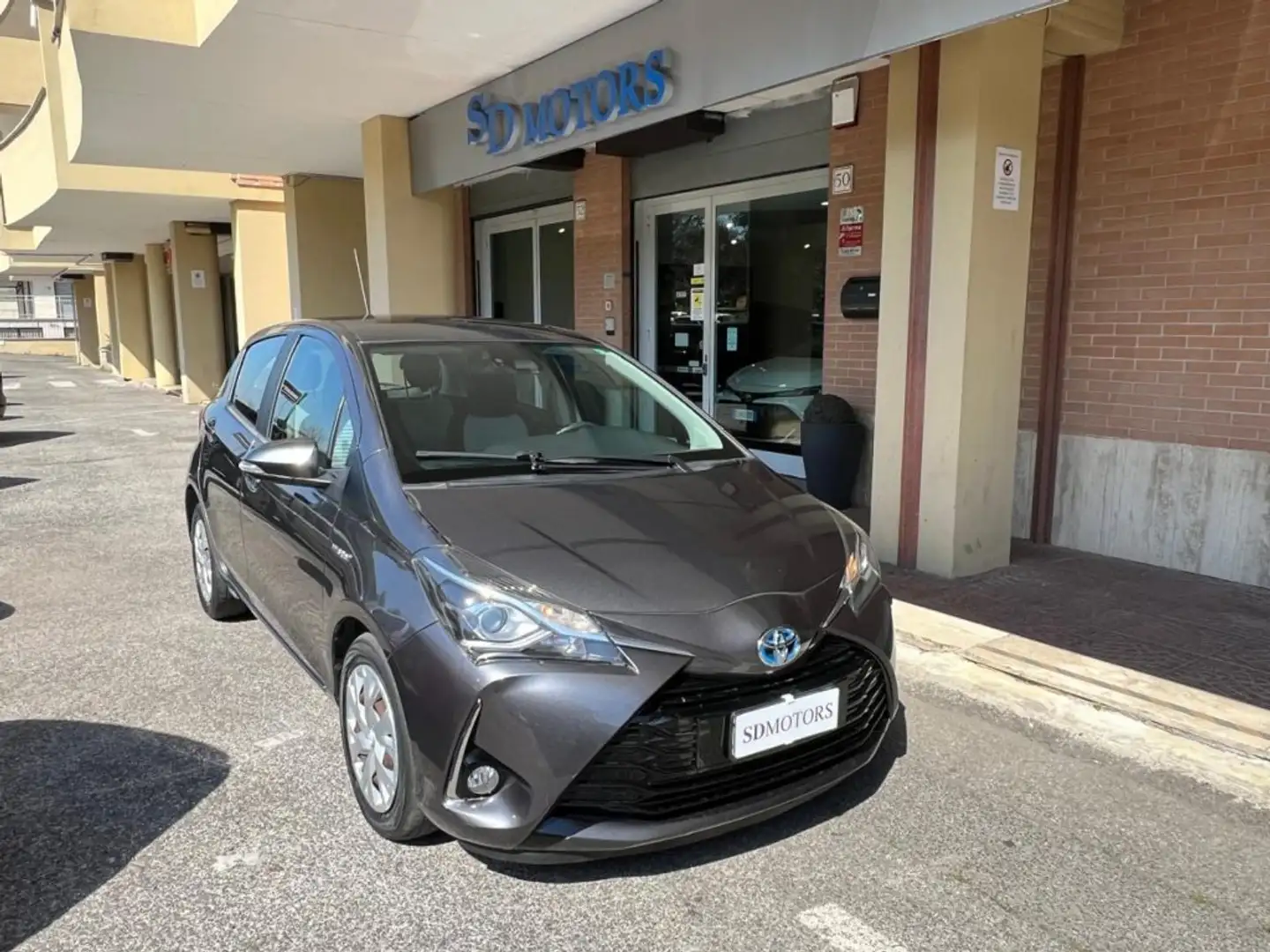 Toyota Yaris 1.5 Hybrid 5 porte Business *Promo SD 2025* Grigio - 1