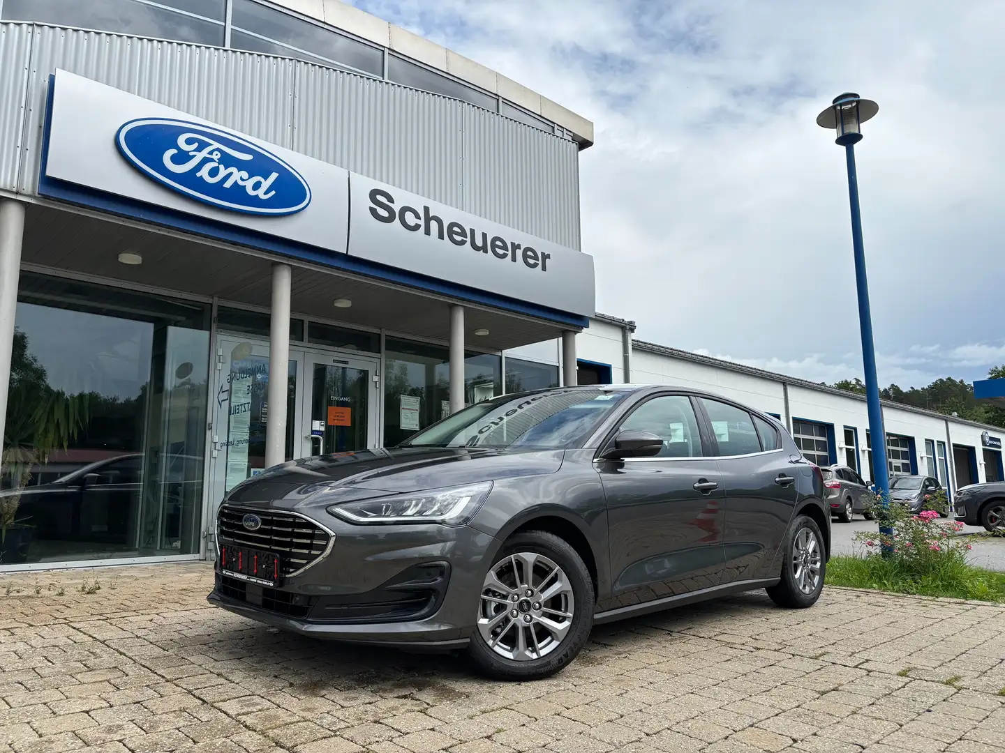 Ford Focus Titanium Grau - 1