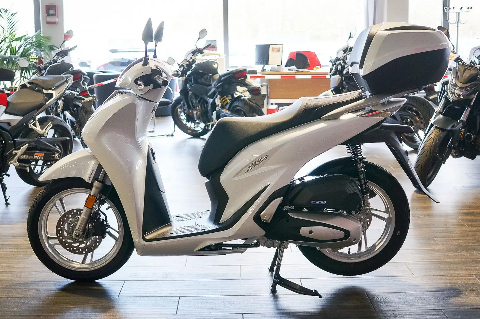 Honda SH 125i mit Topcase -SOFORT VERFÜGBAR- Bílá - 2