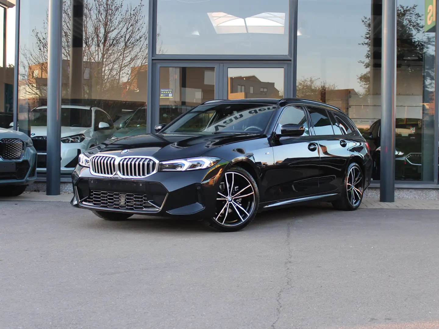 BMW 318 i Touring M Sport / PANO / HUD / CAM / BLINDSPOT Negro - 1
