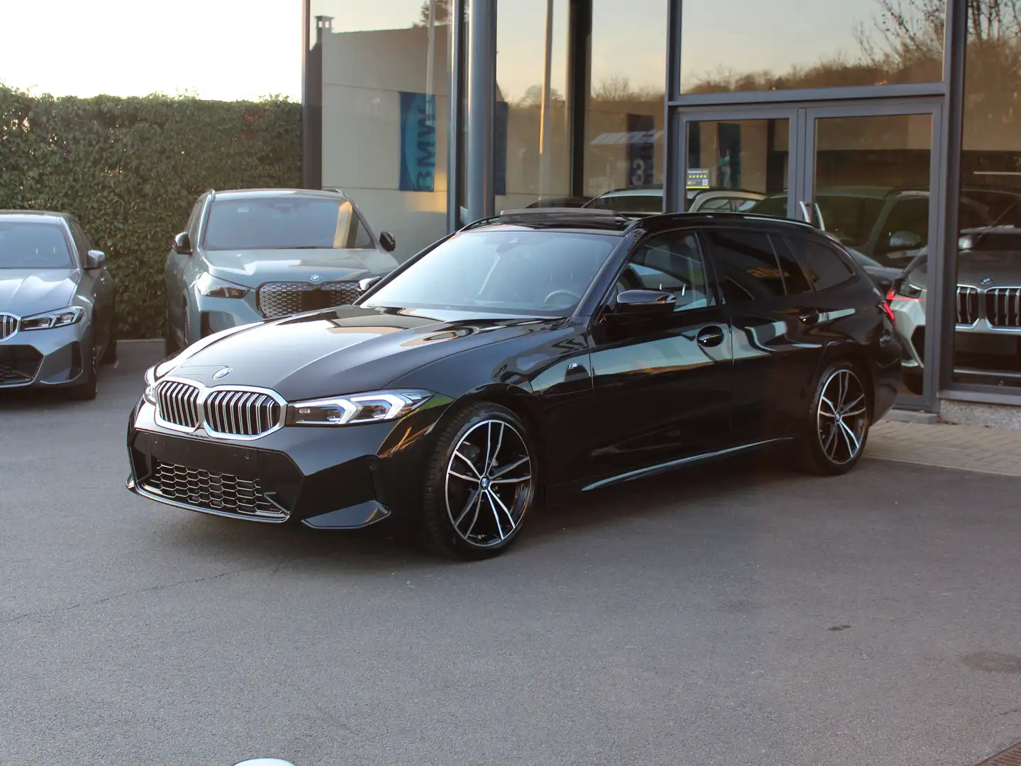 BMW 318 i Touring M Sport / PANO / HUD / CAM / BLINDSPOT Negro - 2