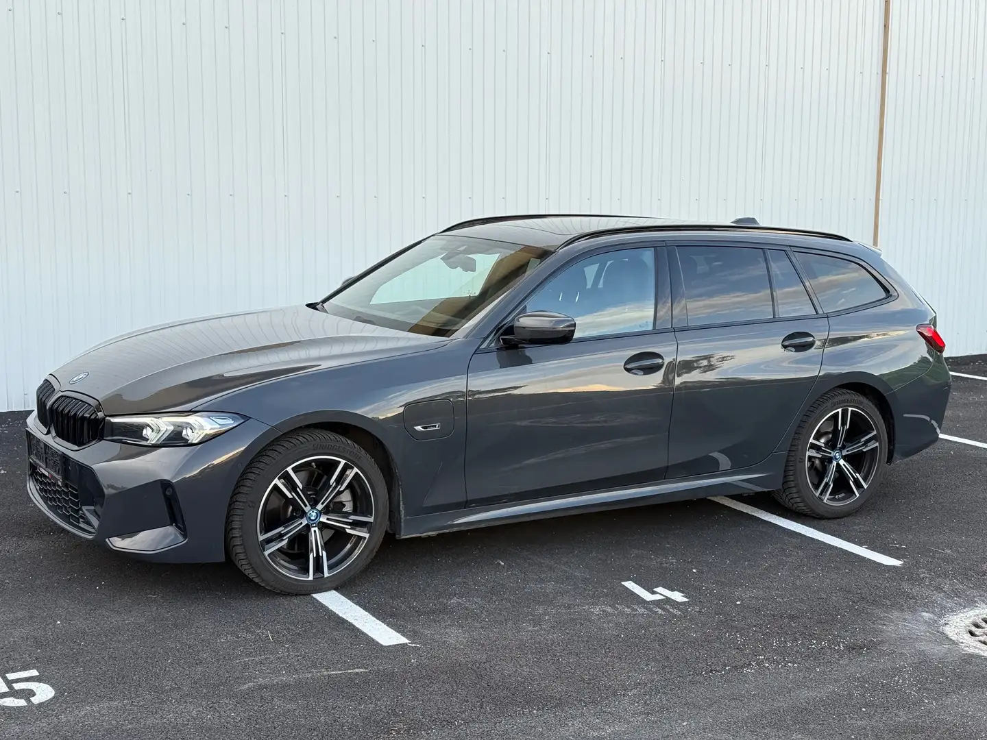 BMW 330 330 e xDrive M Sport*Pano*RFK* Grau - 1