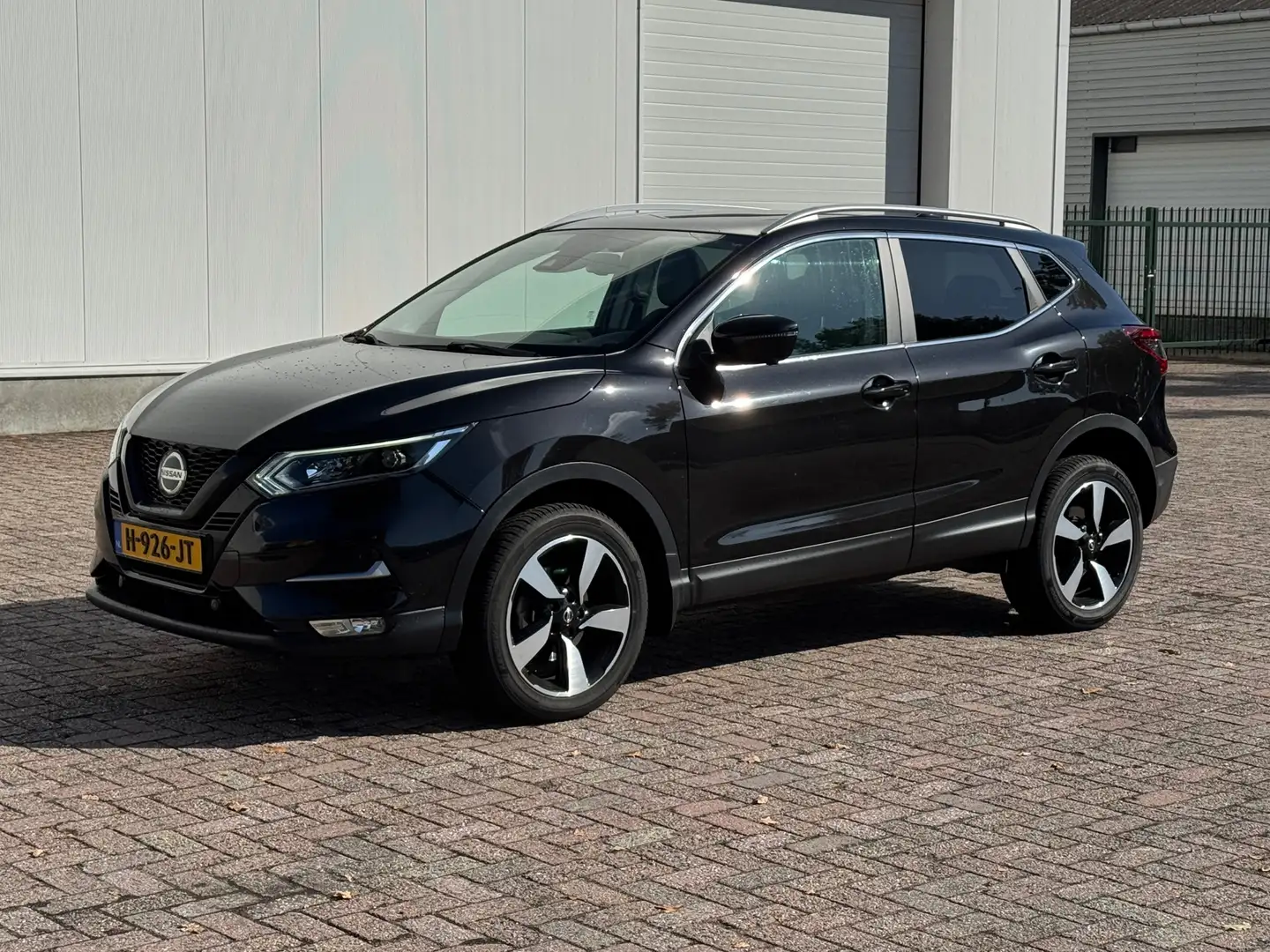 Nissan Qashqai 1.3 DIG-T N-Motion Zwart - 1