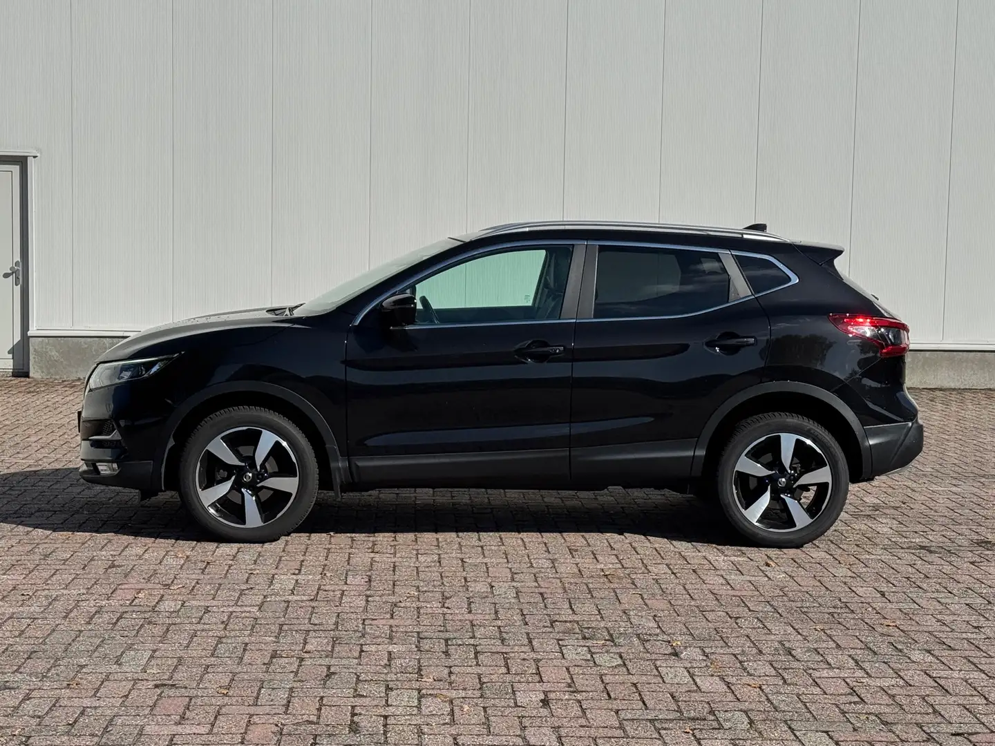 Nissan Qashqai 1.3 DIG-T N-Motion Zwart - 2