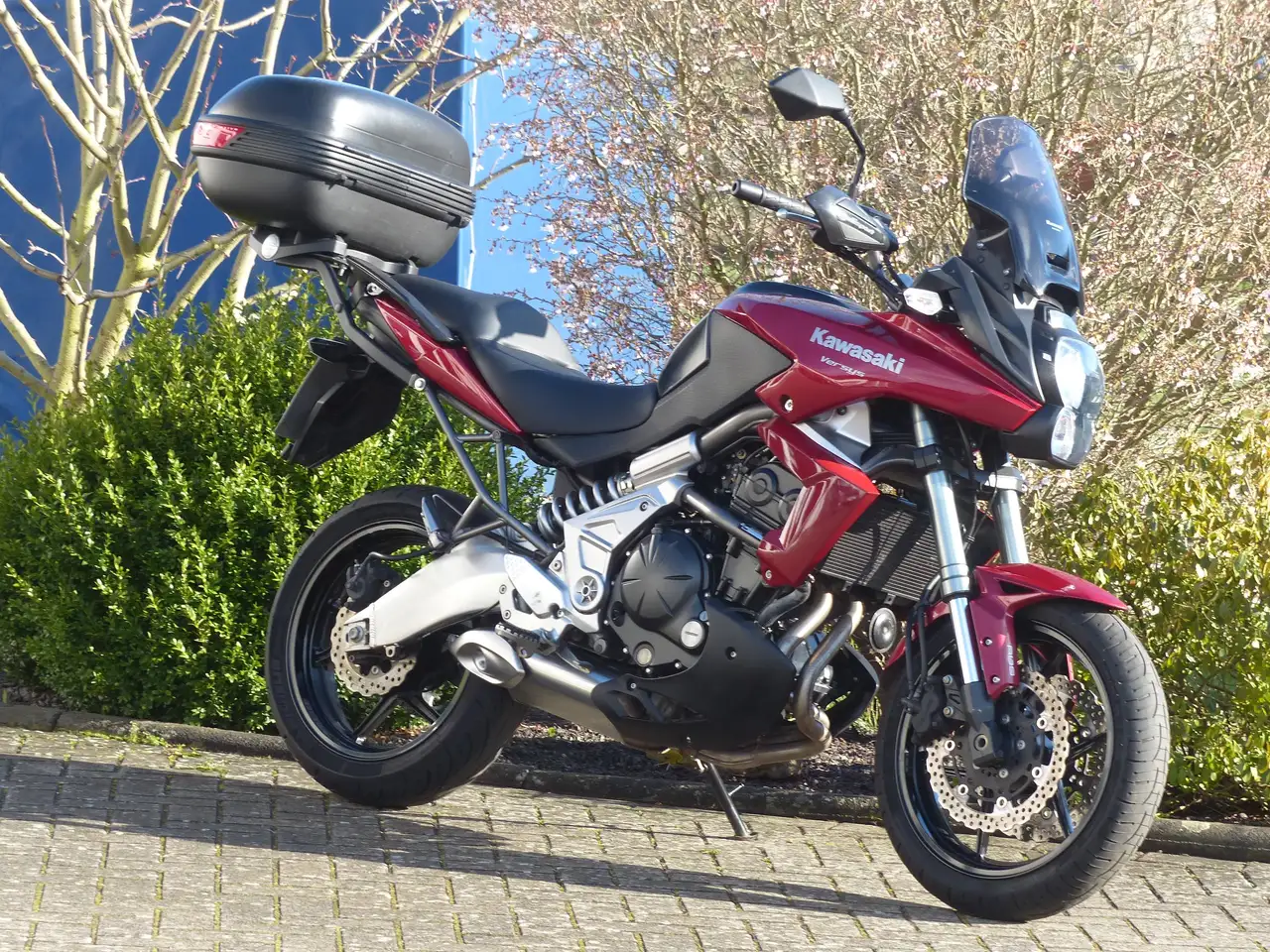Kawasaki Versys 650 Tourer in Rot gebraucht in Melsungen für € 3.890,-