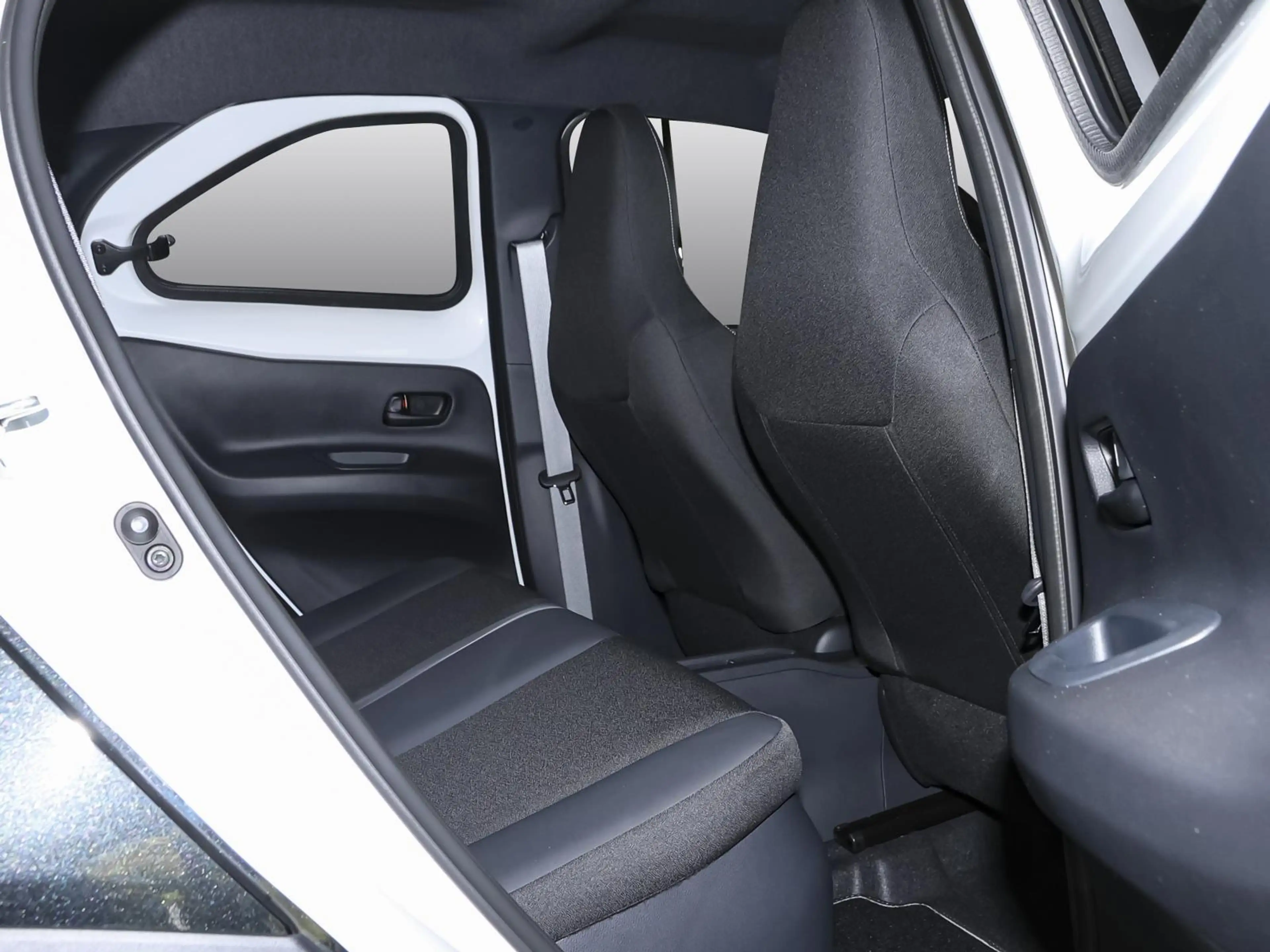 Toyota Aygo X GR SPORT 1,5 l Hybrid NAVI SHZ PDC BT — photo 4
