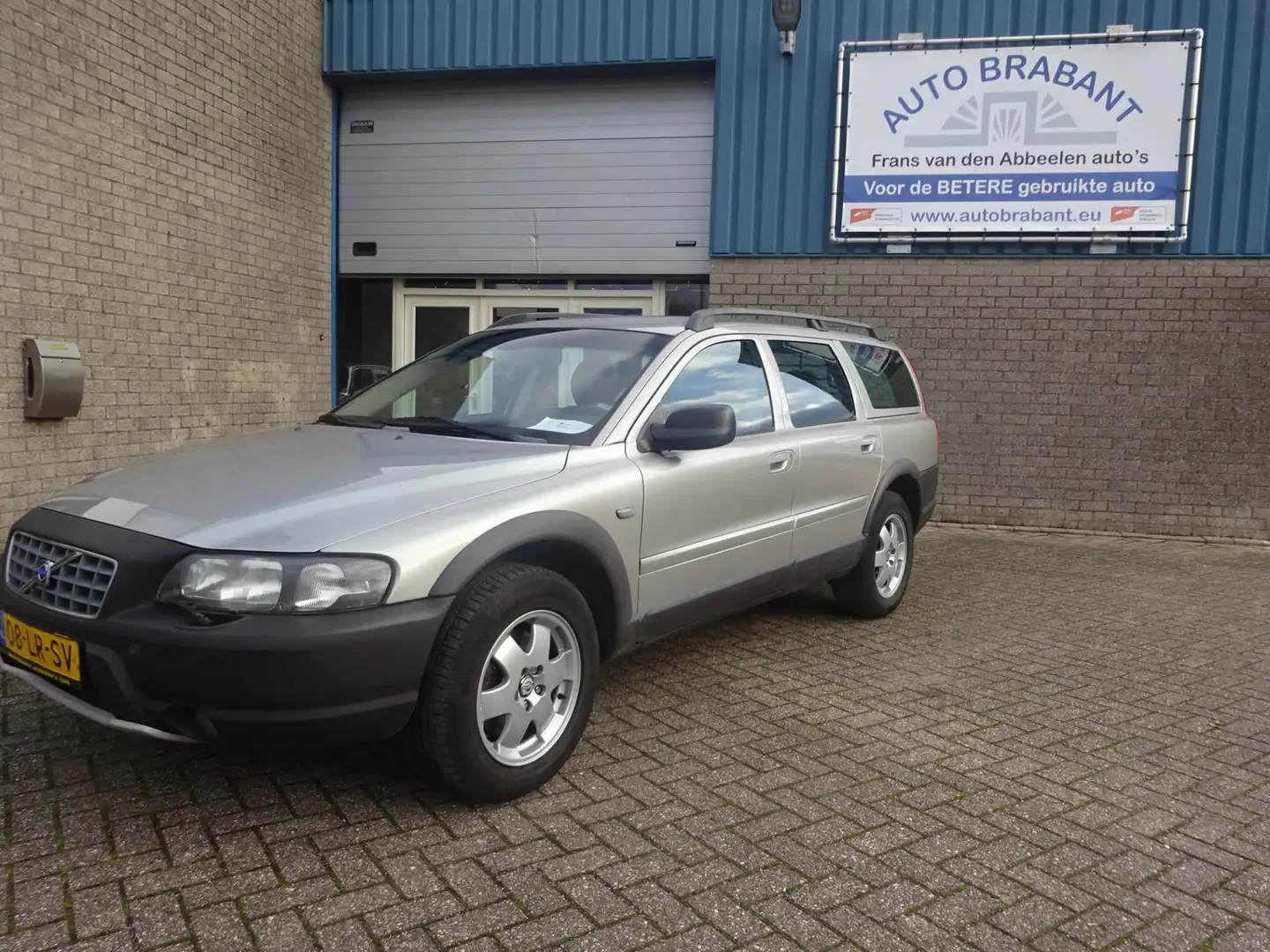 Volvo XC70 2.5 T Comfort Line jongtimer Verde - 1