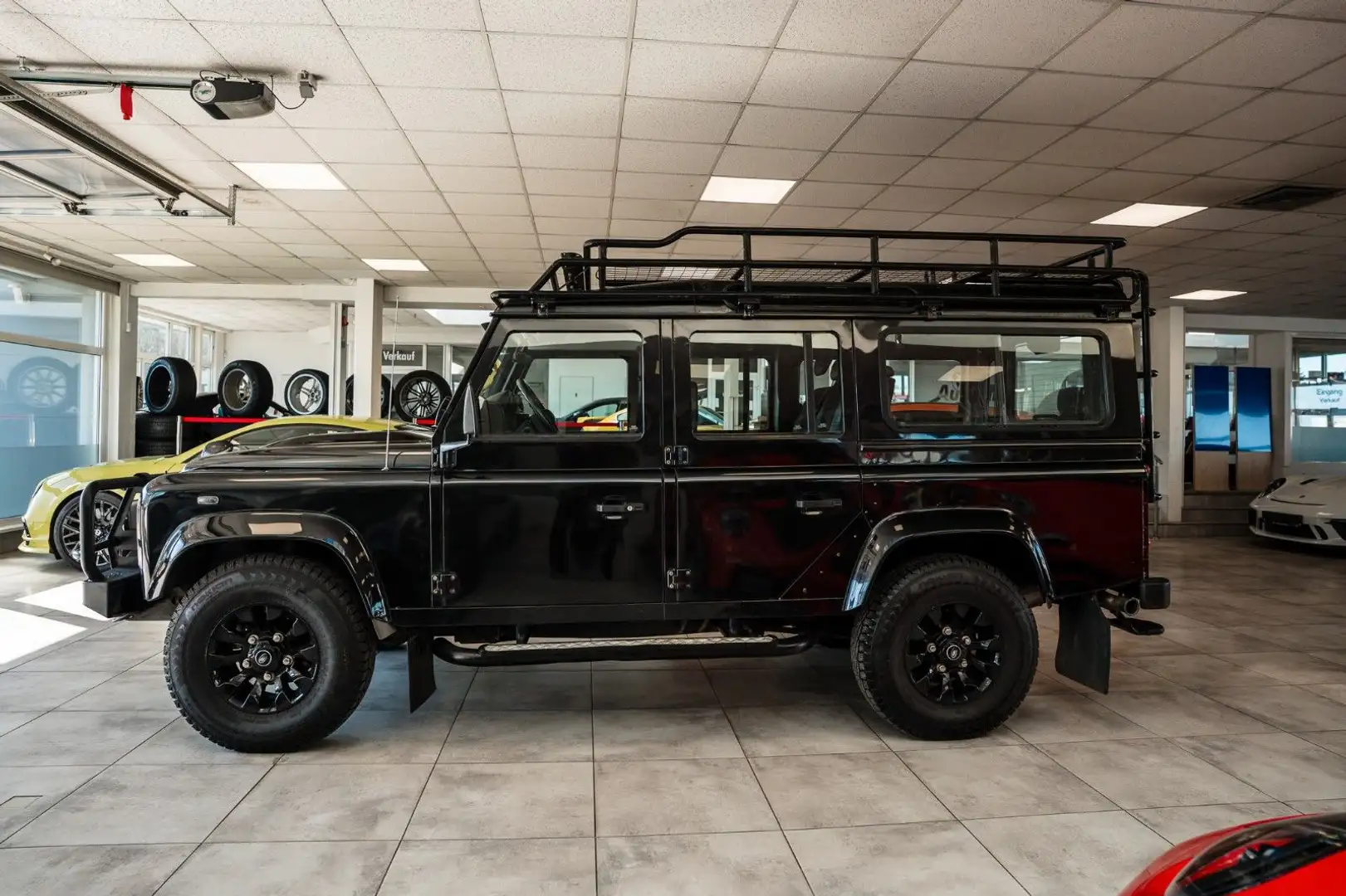Land Rover Defender 110 SW*BULLBAR*LEDBAR*WINDE*DACHTRÄGER Zwart - 1