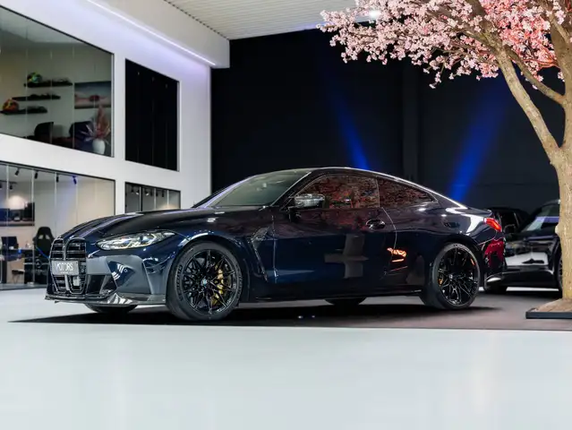BMW M4 view 4
