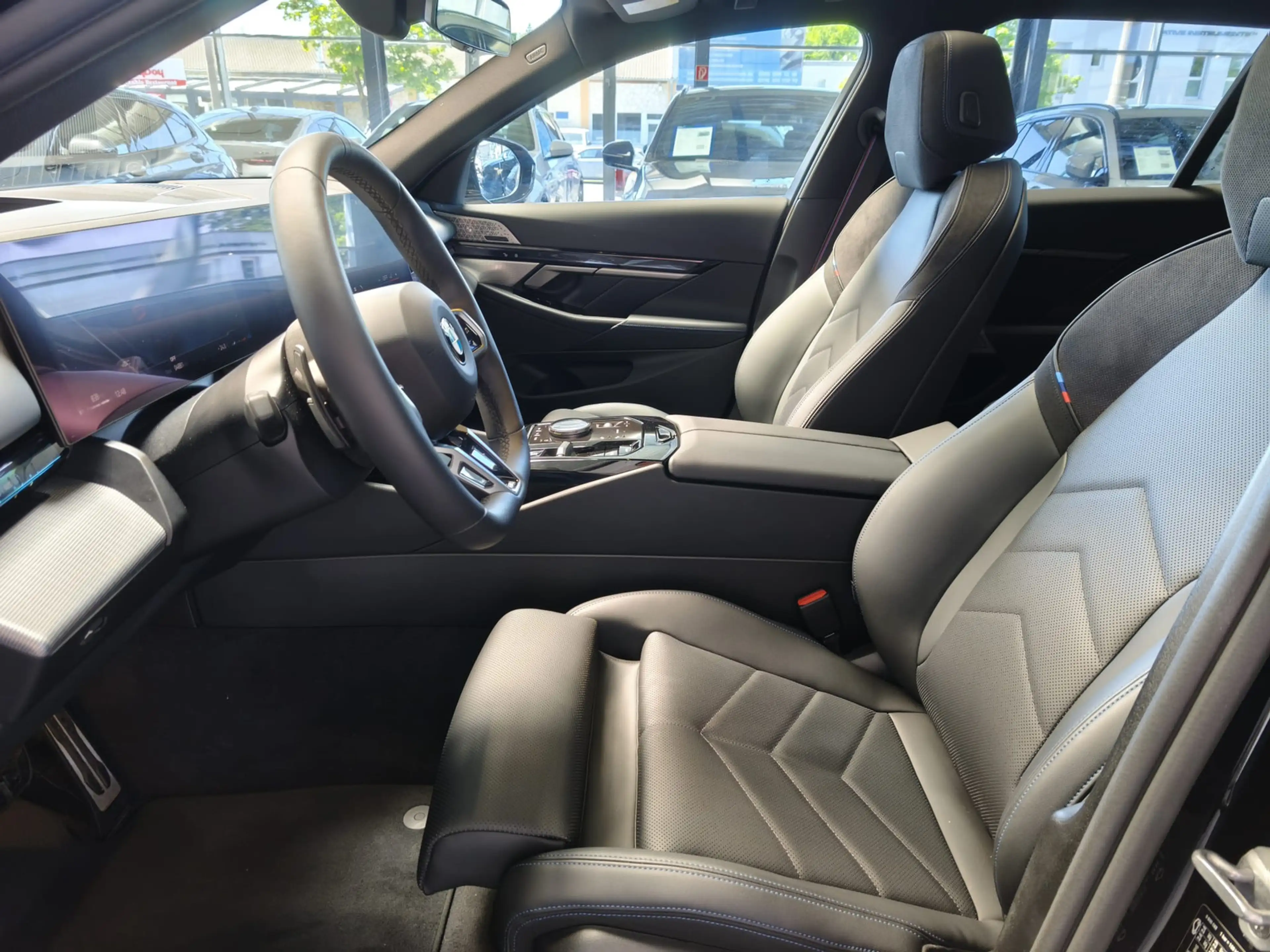 BMW 520 i M Sport Pro Tour. AHK/LHZ/Pano/360°/B&W/21" — photo 11