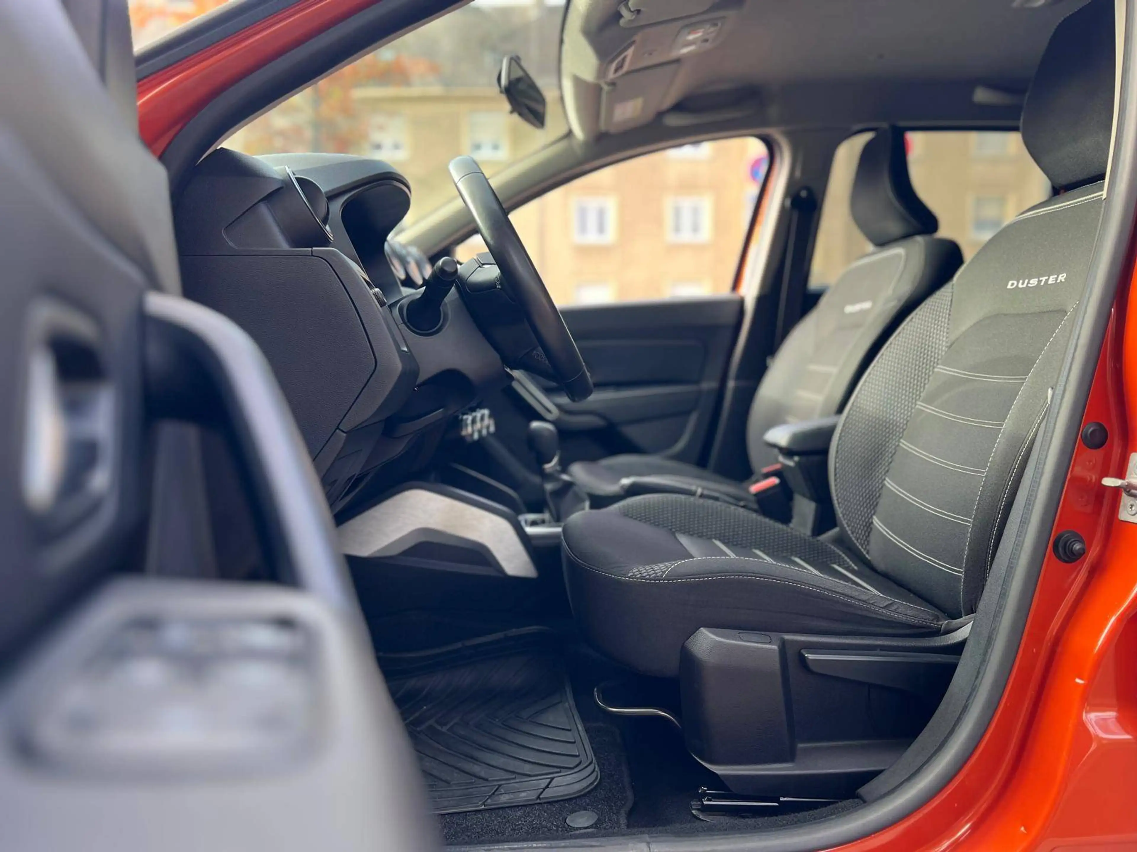 Dacia Duster AUTOMATIQUE / ESSENCE / — photo 9