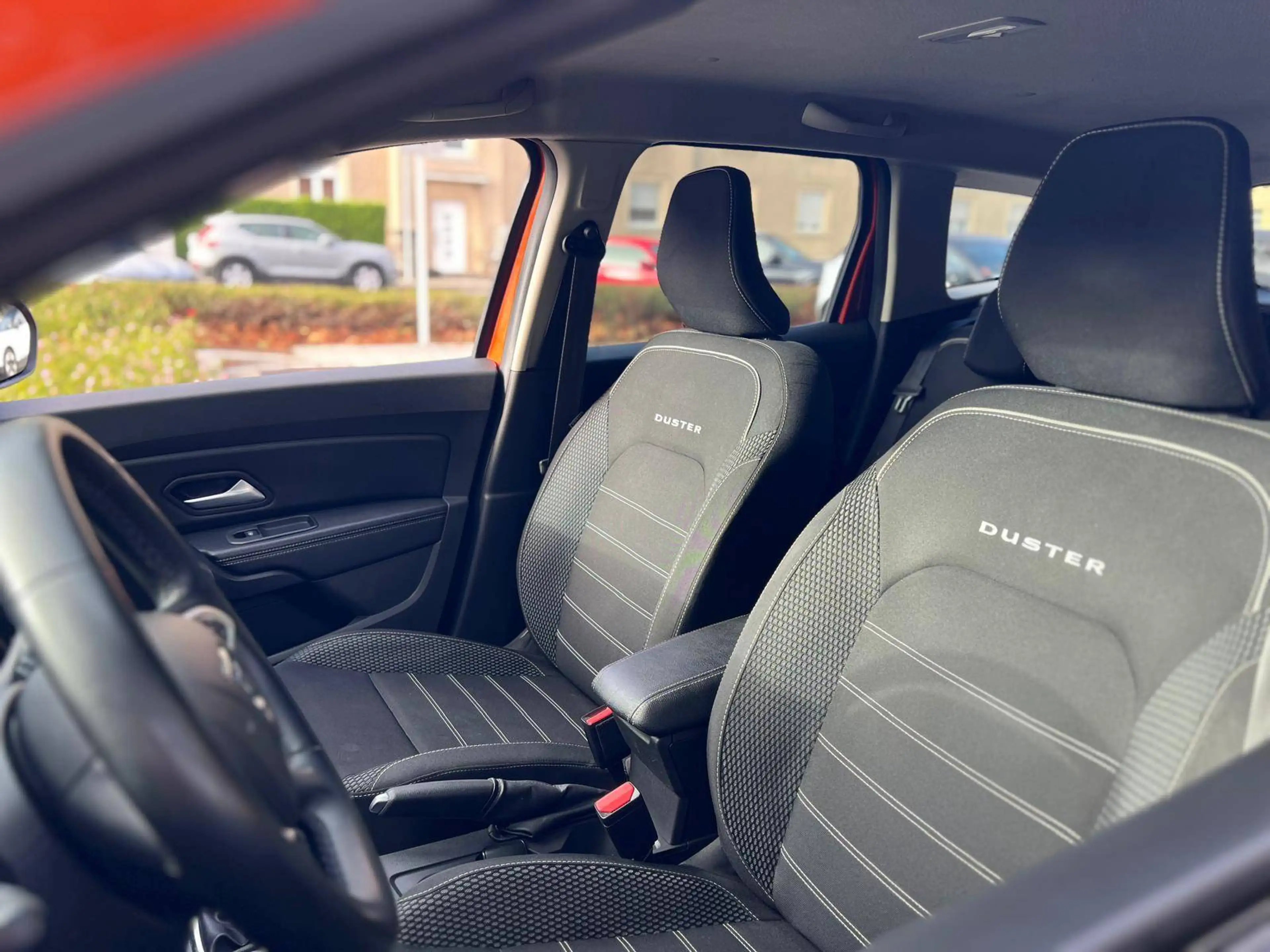 Dacia Duster AUTOMATIQUE / ESSENCE / — photo 10