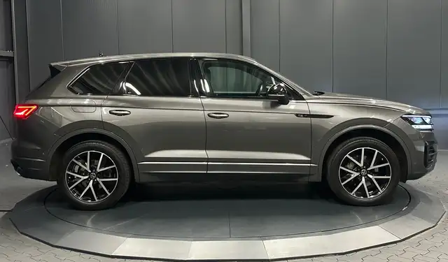 Volkswagen Touareg view 6