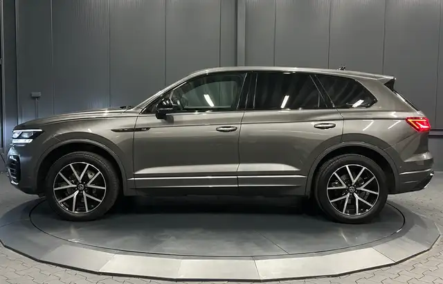 Volkswagen Touareg view 2