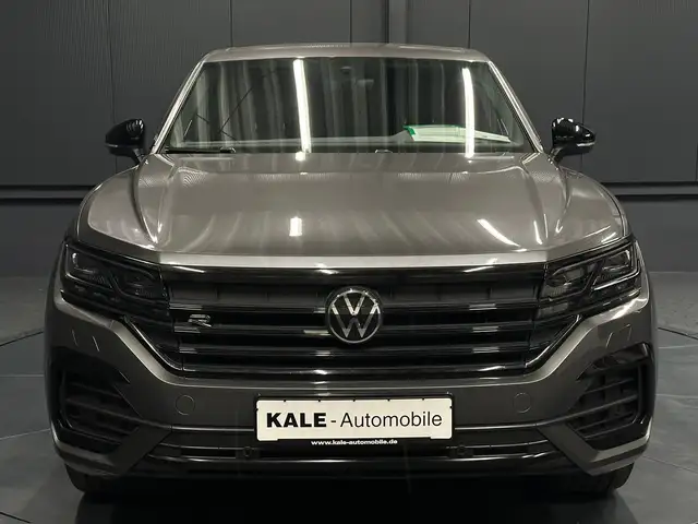 Volkswagen Touareg view 8