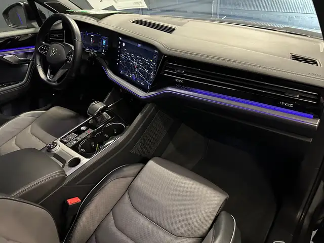 Volkswagen Touareg view 11
