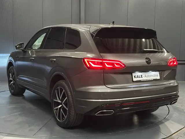 Volkswagen Touareg view 3