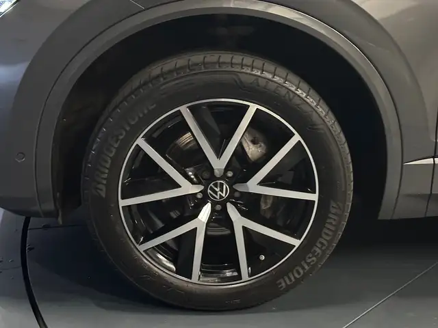 Volkswagen Touareg view 9