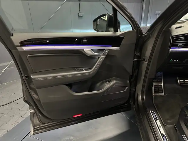 Volkswagen Touareg view 14