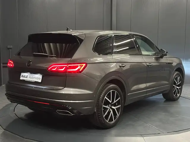 Volkswagen Touareg view 5
