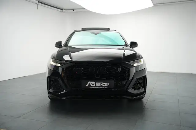 Audi Q8 view 3