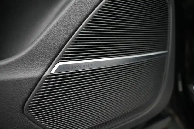 Audi Q8 view 13