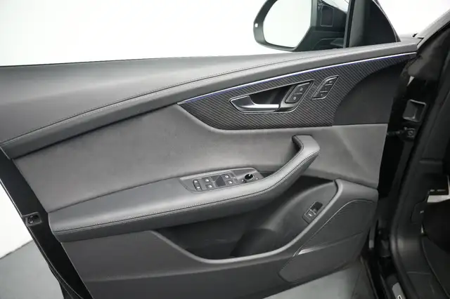 Audi Q8 view 11
