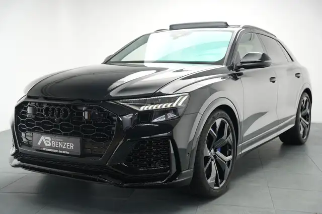 Audi Q8 view 4