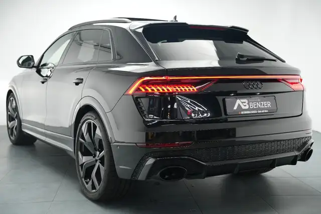 Audi Q8 view 7