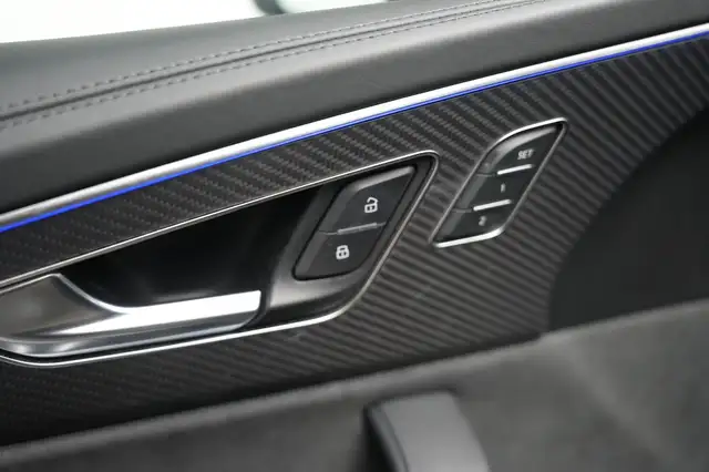 Audi Q8 view 12