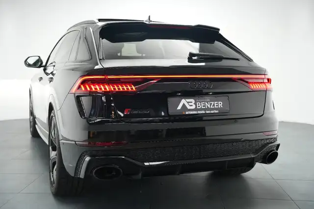 Audi Q8 view 8
