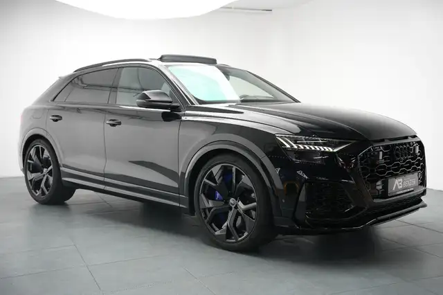 Audi Q8 view 5