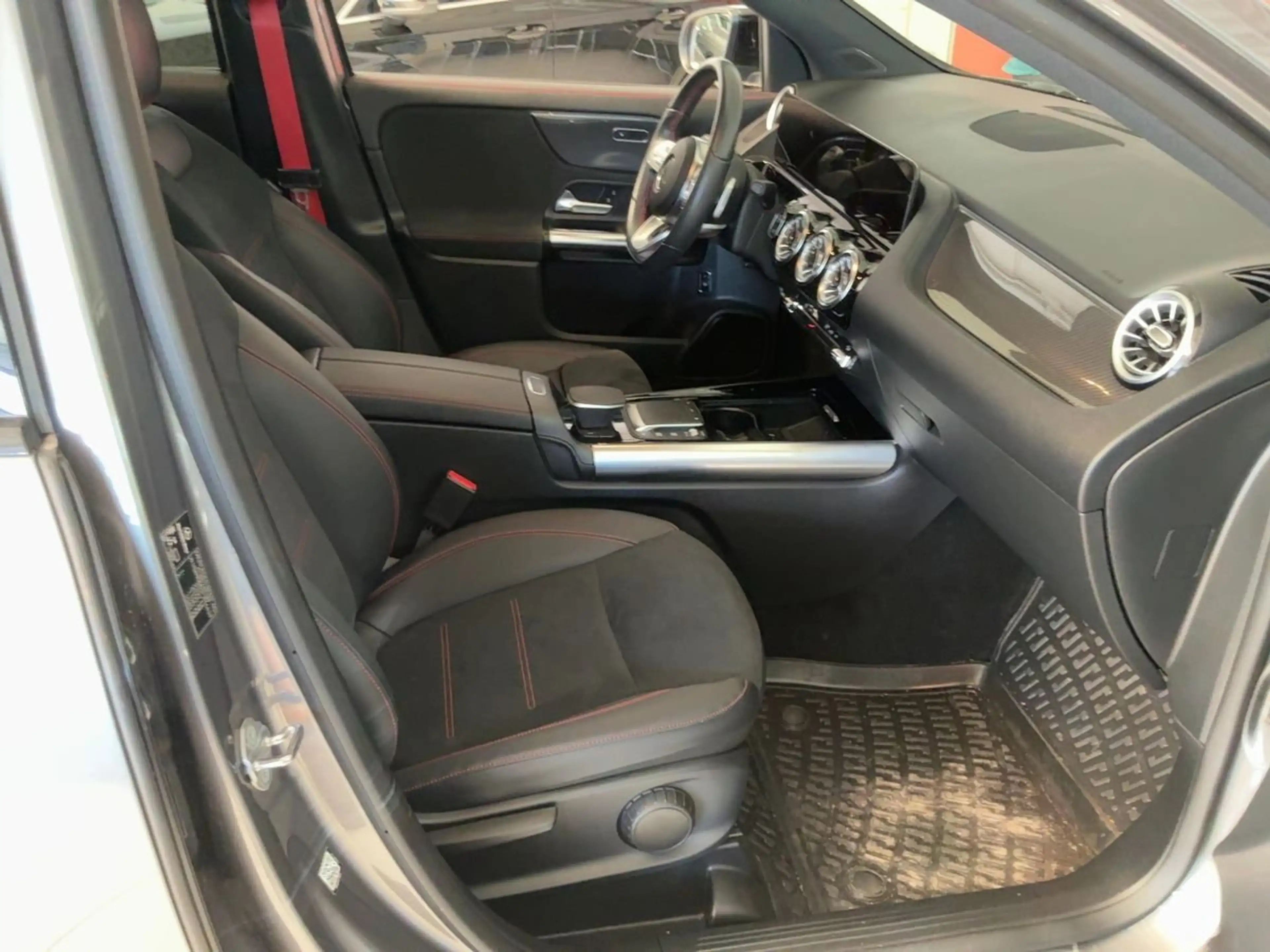 Mercedes-Benz GLA 35 AMG Pano AHK KeyGo MLED HighEndMBUX Night — photo 6