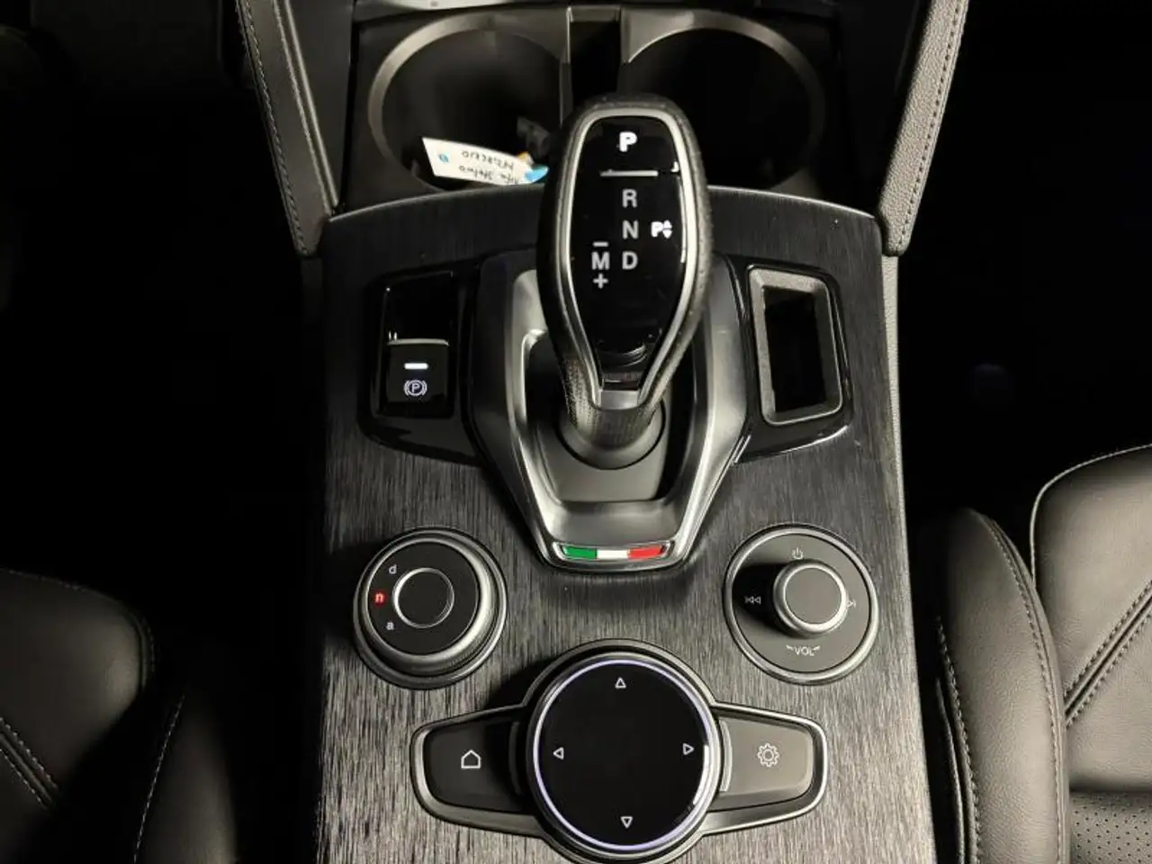 Alfa Romeo Stelvio 2024 — фото 12