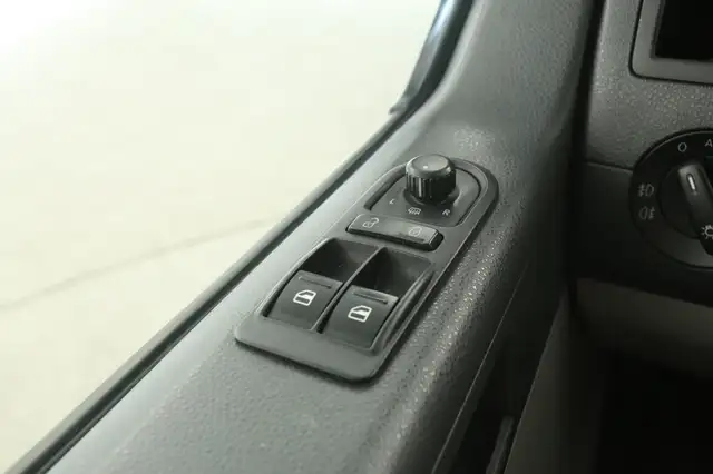 Volkswagen Transporter view 19