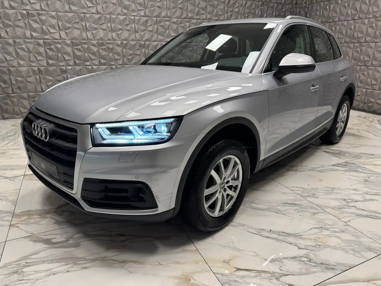 Audi Q5 2,0 TFSI Quattro S-tronic Silber - 1