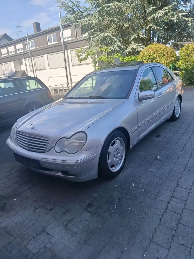 Mercedes-Benz 240 - 1