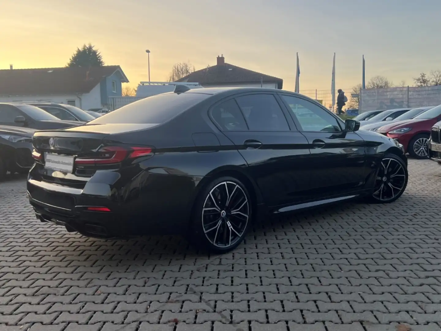 BMW 550 i A xDrive Limousine M Sport DA Laser Parkass.+HUD Schwarz - 2