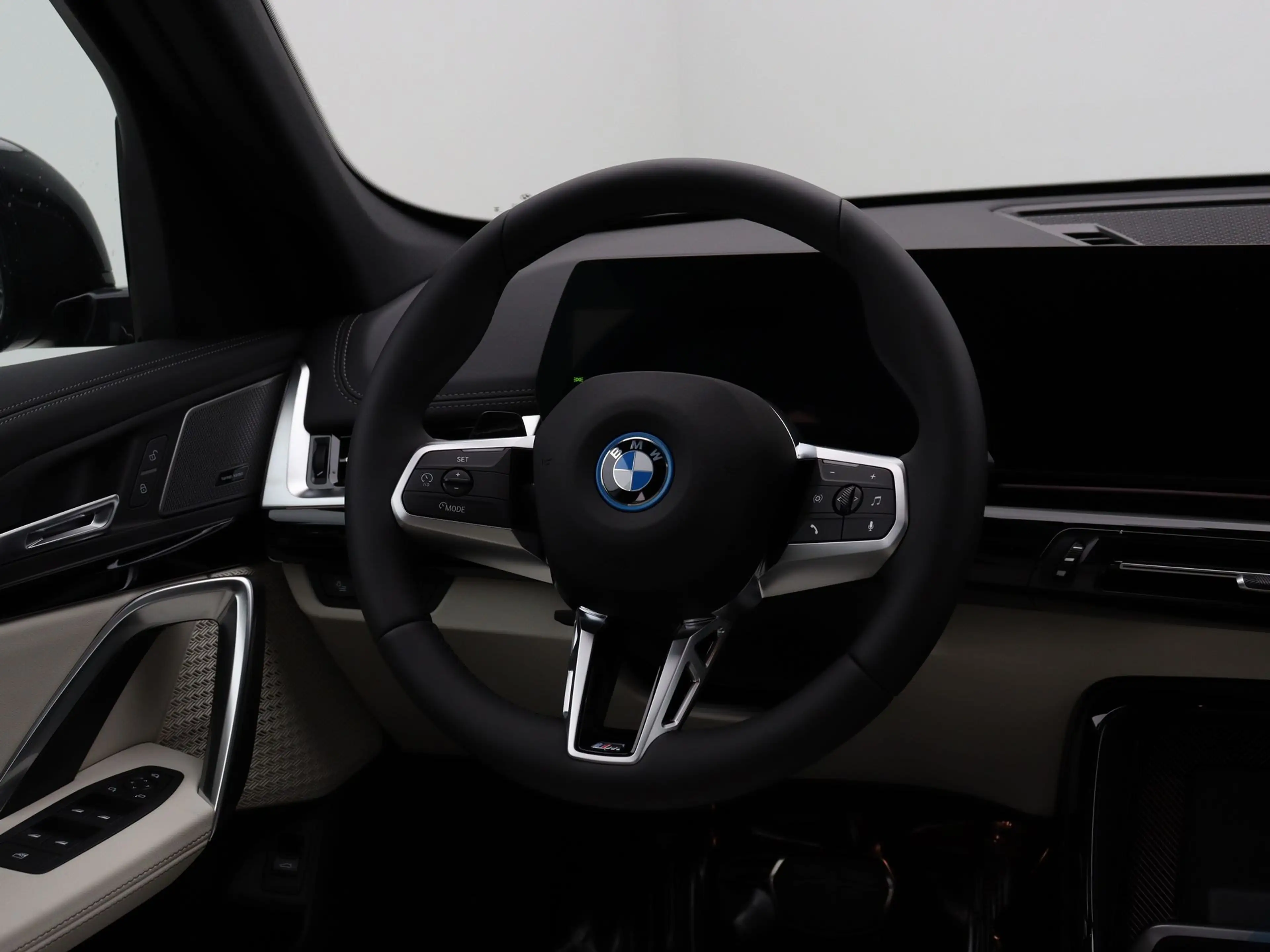 BMW iX1 eDrive20 67 kWh M Sport Edition — photo 2