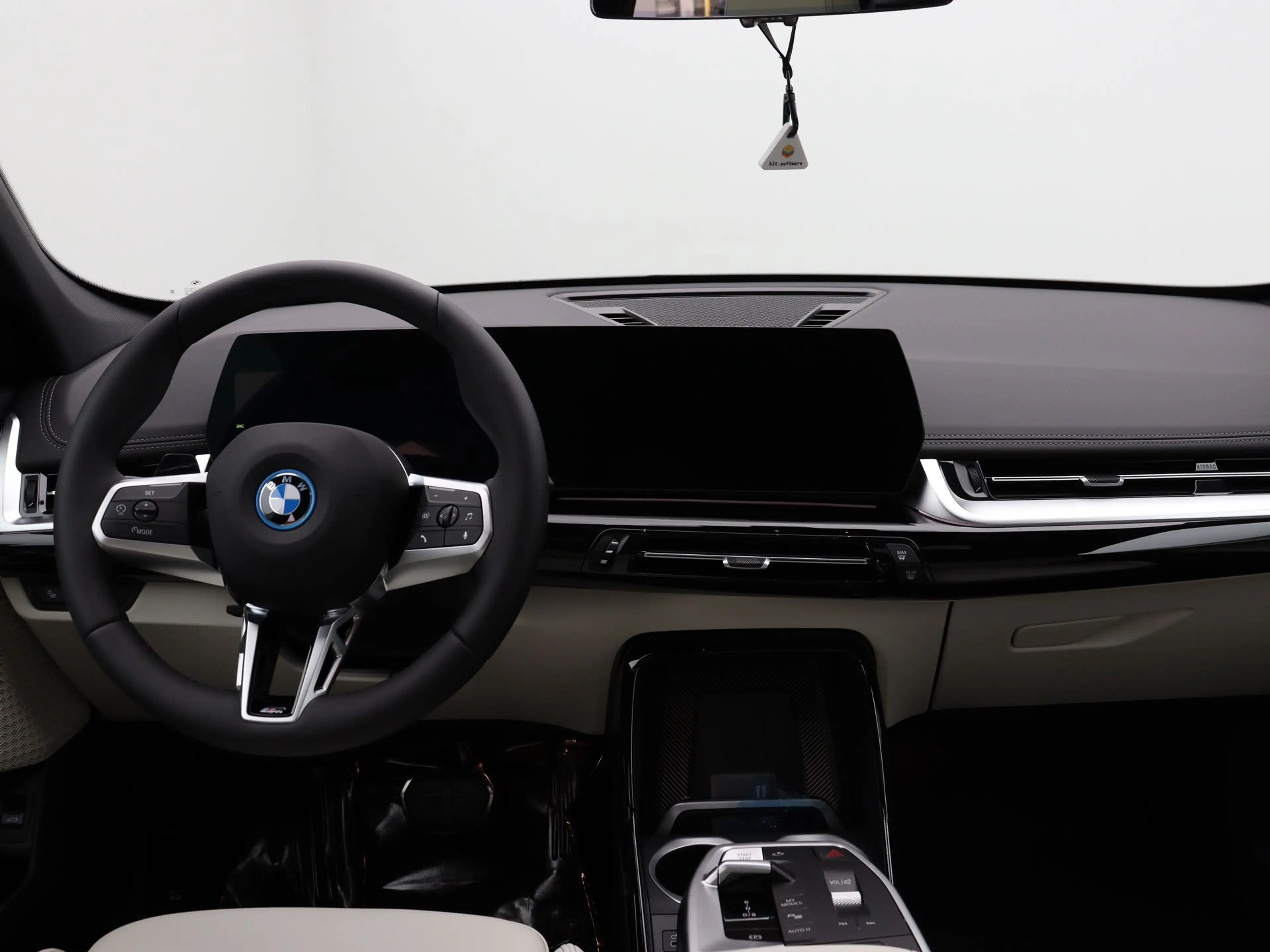 BMW iX1 eDrive20 67 kWh M Sport Edition — photo 11