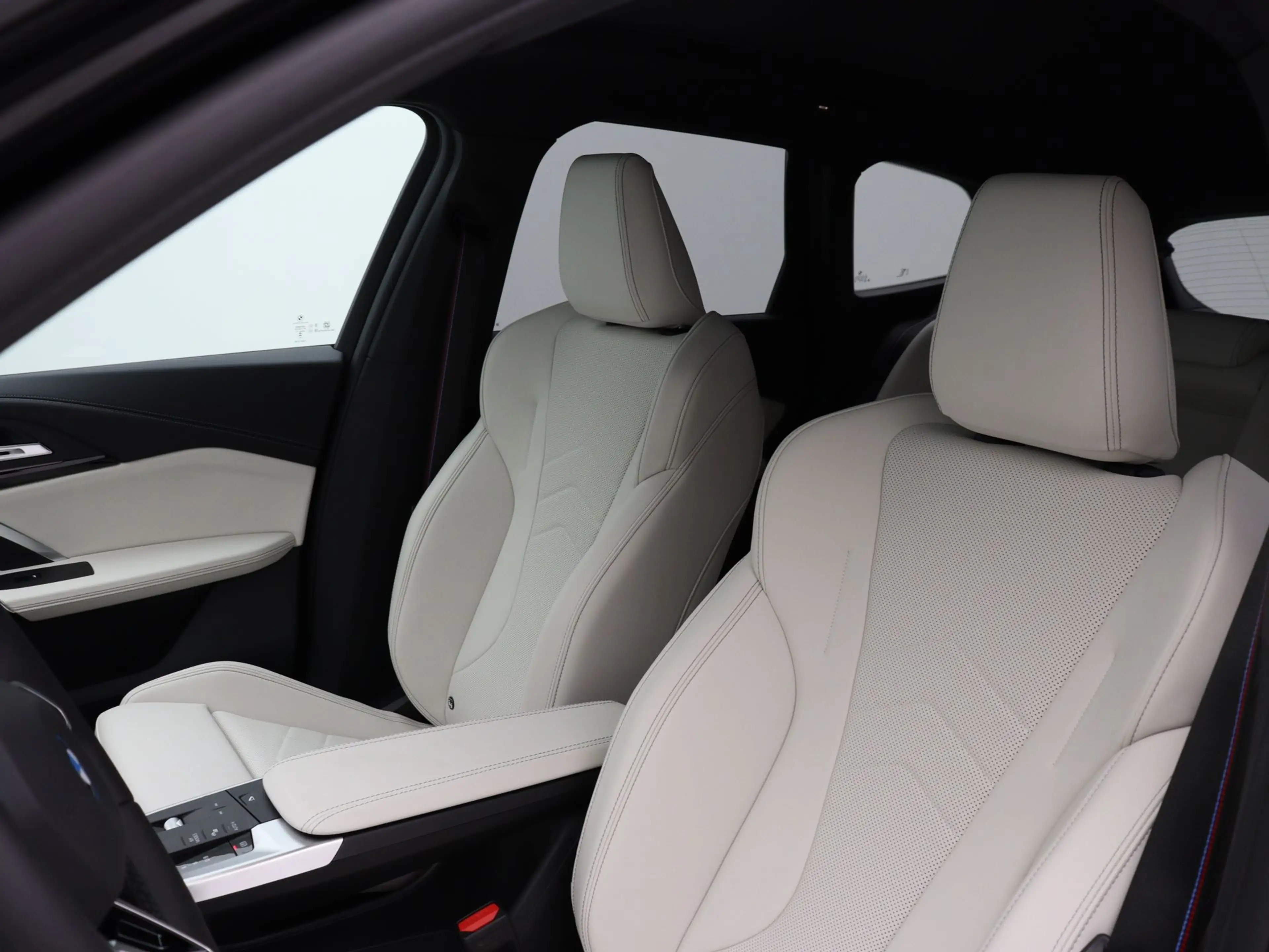 BMW iX1 eDrive20 67 kWh M Sport Edition — photo 3