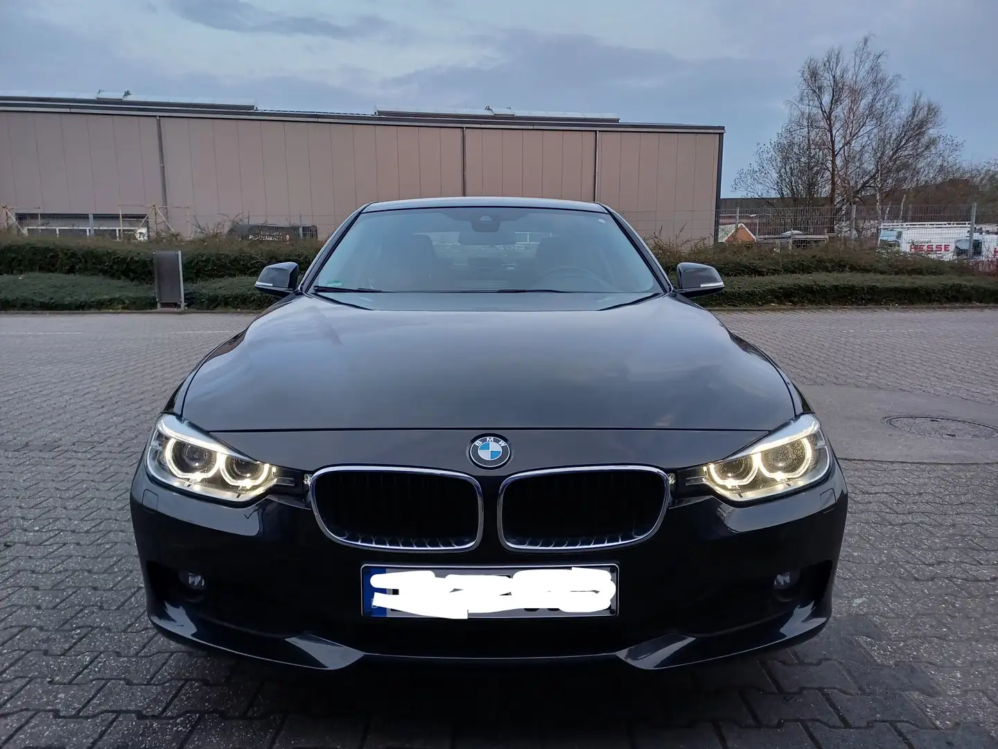 BMW 318 318d Schwarz - 1