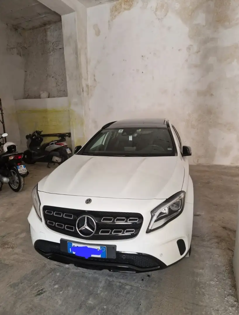 Mercedes-Benz GLA 180 Night Edition - 2