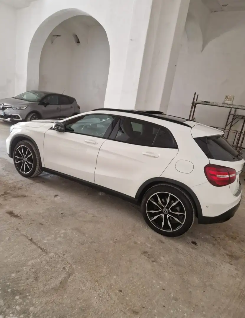 Mercedes-Benz GLA 180 Night Edition - 1