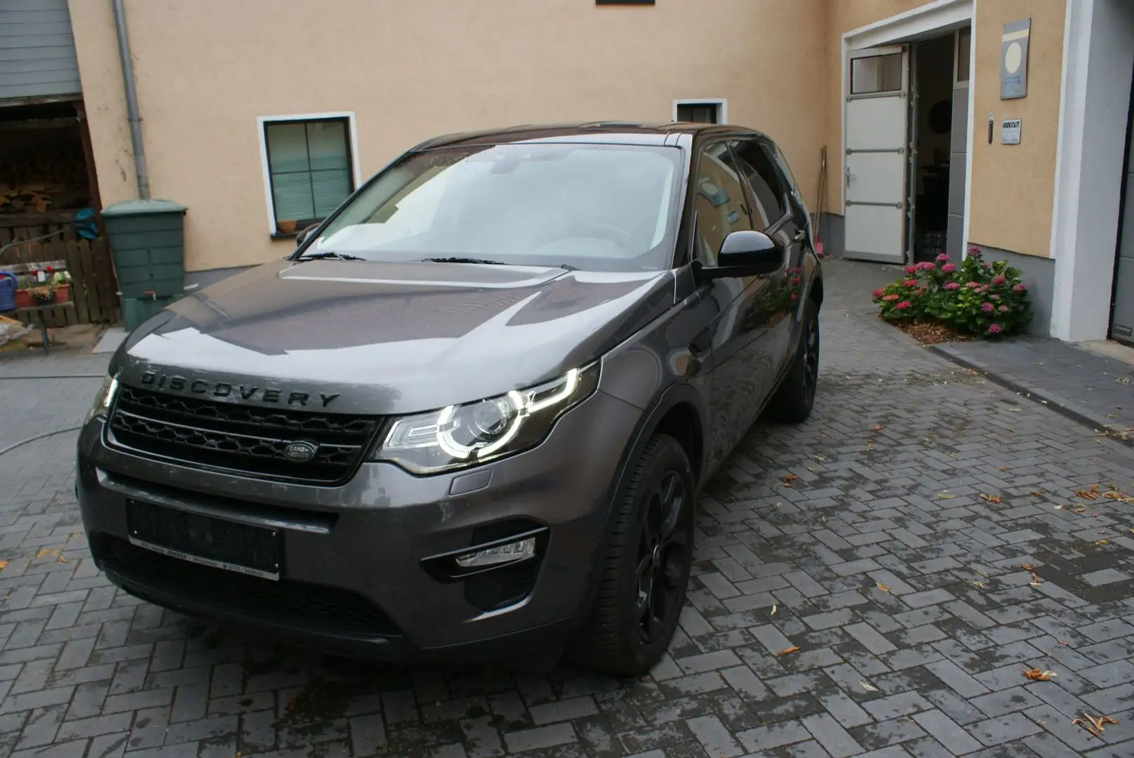 Land Rover Discovery Sport TD4 Automatik 4WD HSE Grau - 1